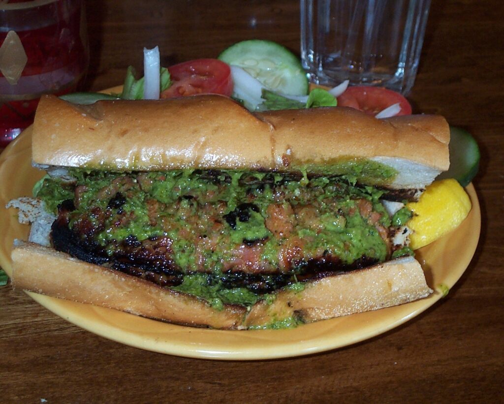 Choripán tradicional con chimichurri